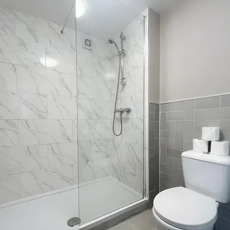 Apartment Three Bedroom Flat In Gloucester Road North With Parking