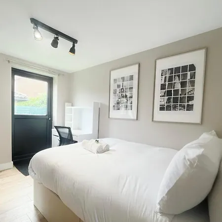 Three Bedroom Flat In Gloucester Road North With Parking בריסטול