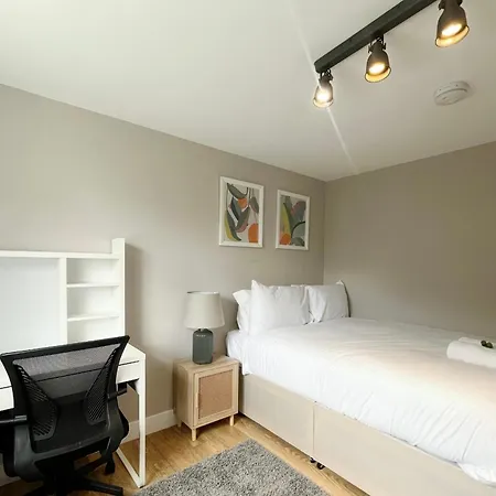Three Bedroom Flat In Gloucester Road North With Parking Бристоль