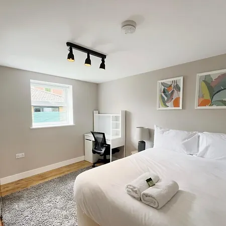 Three Bedroom Flat In Gloucester Road North With Parking