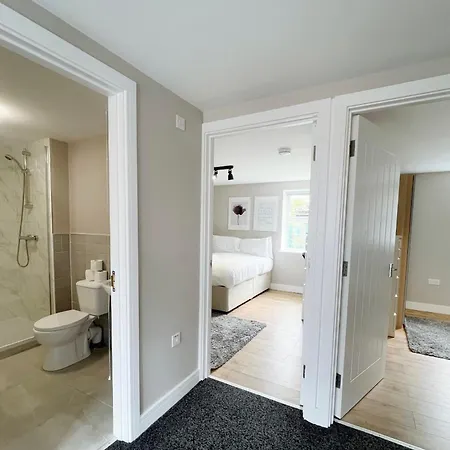 דירה Three Bedroom Flat In Gloucester Road North With Parking בריסטול