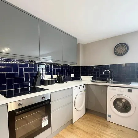 Three Bedroom Flat In Gloucester Road North With Parking *