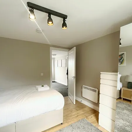 Three Bedroom Flat In Gloucester Road North With Parking