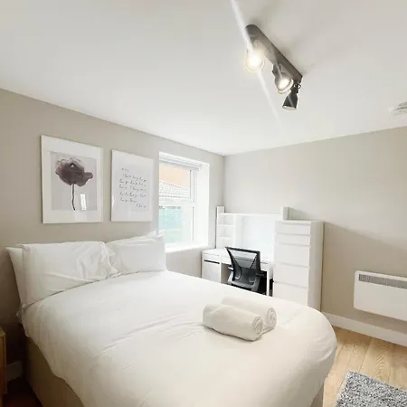Apartment Three Bedroom Flat In Gloucester Road North With Parking