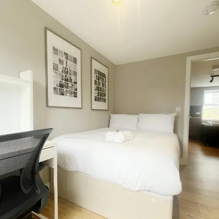 Three Bedroom Flat In Gloucester Road North With Parking בריסטול