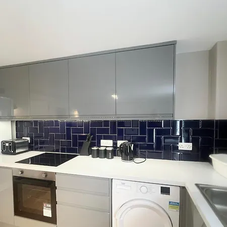 Three Bedroom Flat In Gloucester Road North With Parking * Бристоль