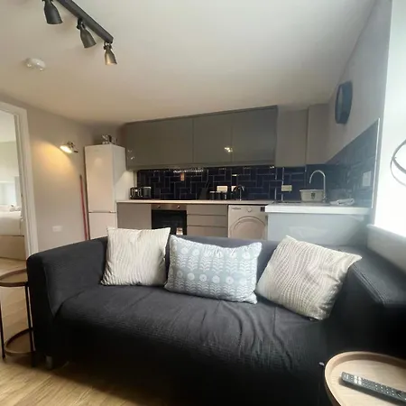 Three Bedroom Flat In Gloucester Road North With Parking Lägenhet