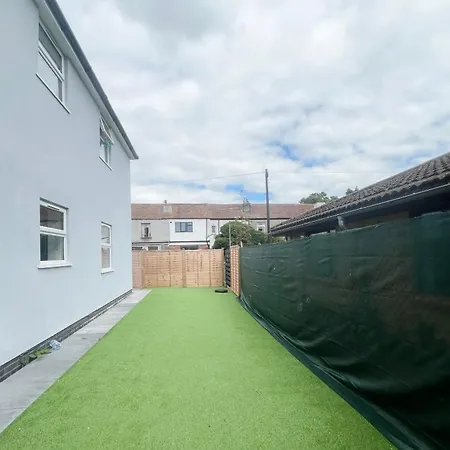 Apartment Three Bedroom Flat In Gloucester Road North With Parking