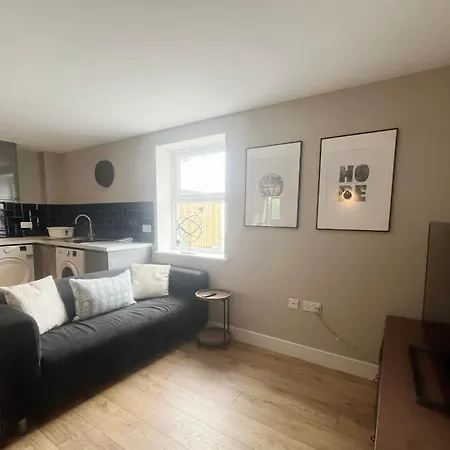 Lägenhet Three Bedroom Flat In Gloucester Road North With Parking Bristol