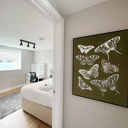 Three Bedroom Flat In Gloucester Road North With Parking * בריסטול