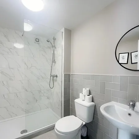 Three Bedroom Flat In Gloucester Road North With Parking Appartement *