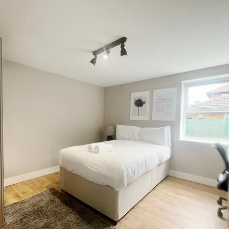 Three Bedroom Flat In Gloucester Road North With Parking Appartement