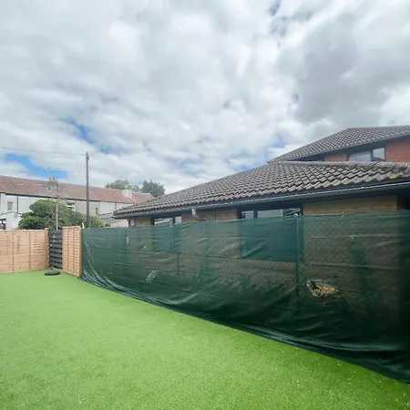 Three Bedroom Flat In Gloucester Road North With Parking Appartement Bristol