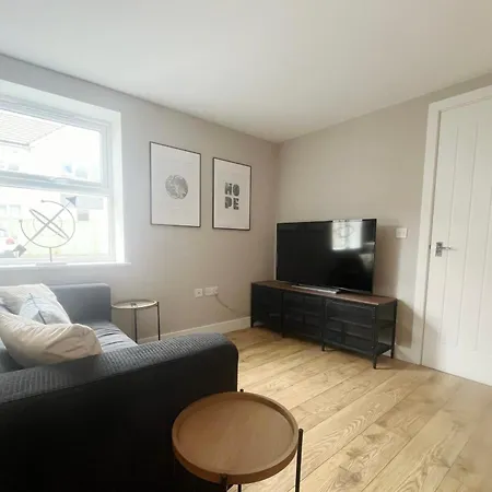 Three Bedroom Flat In Gloucester Road North With Parking